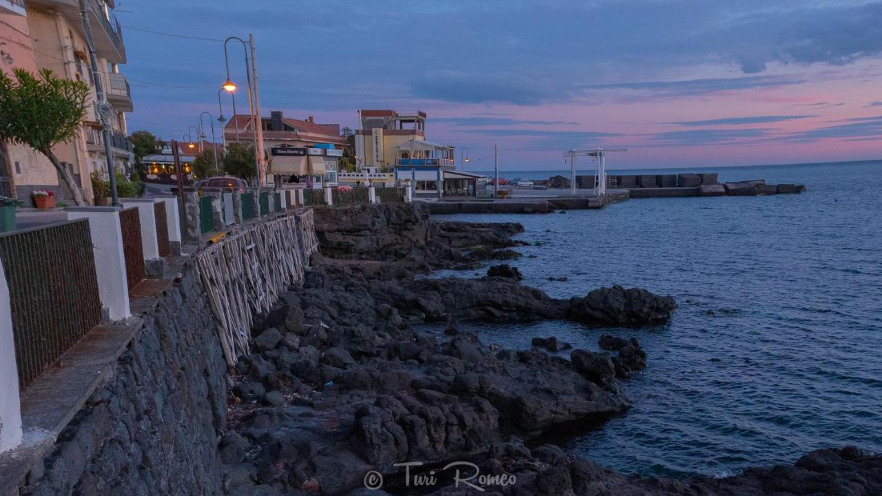 La Dimora Del Faro Hotel Ачиреале Екстериор снимка